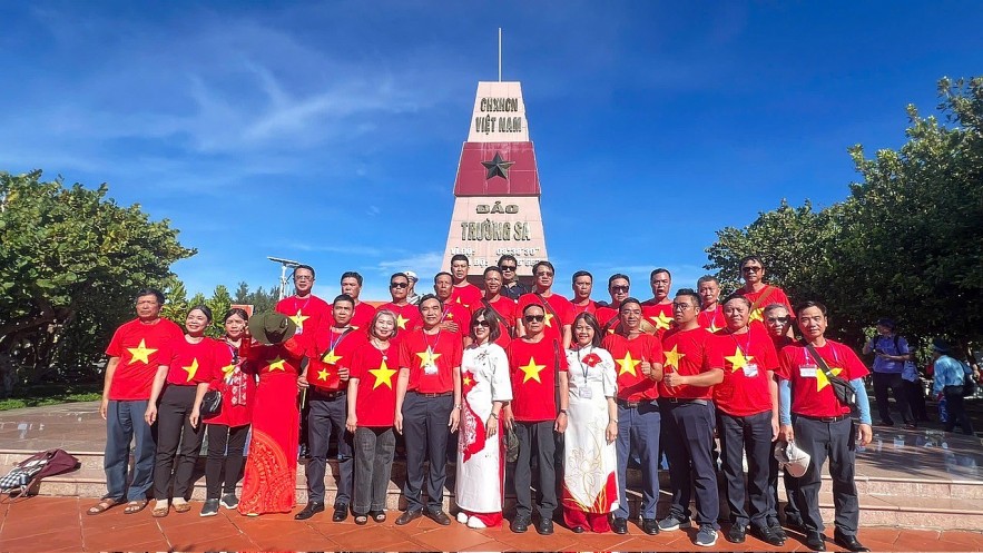 Đoàn công tác của Bộ Tài chính thăm, động viên các chiến sỹ quần đảo Trường Sa Đoàn công tác của Bộ Tài chính thăm, động viên các chiến sỹ quần đảo Trường Sa