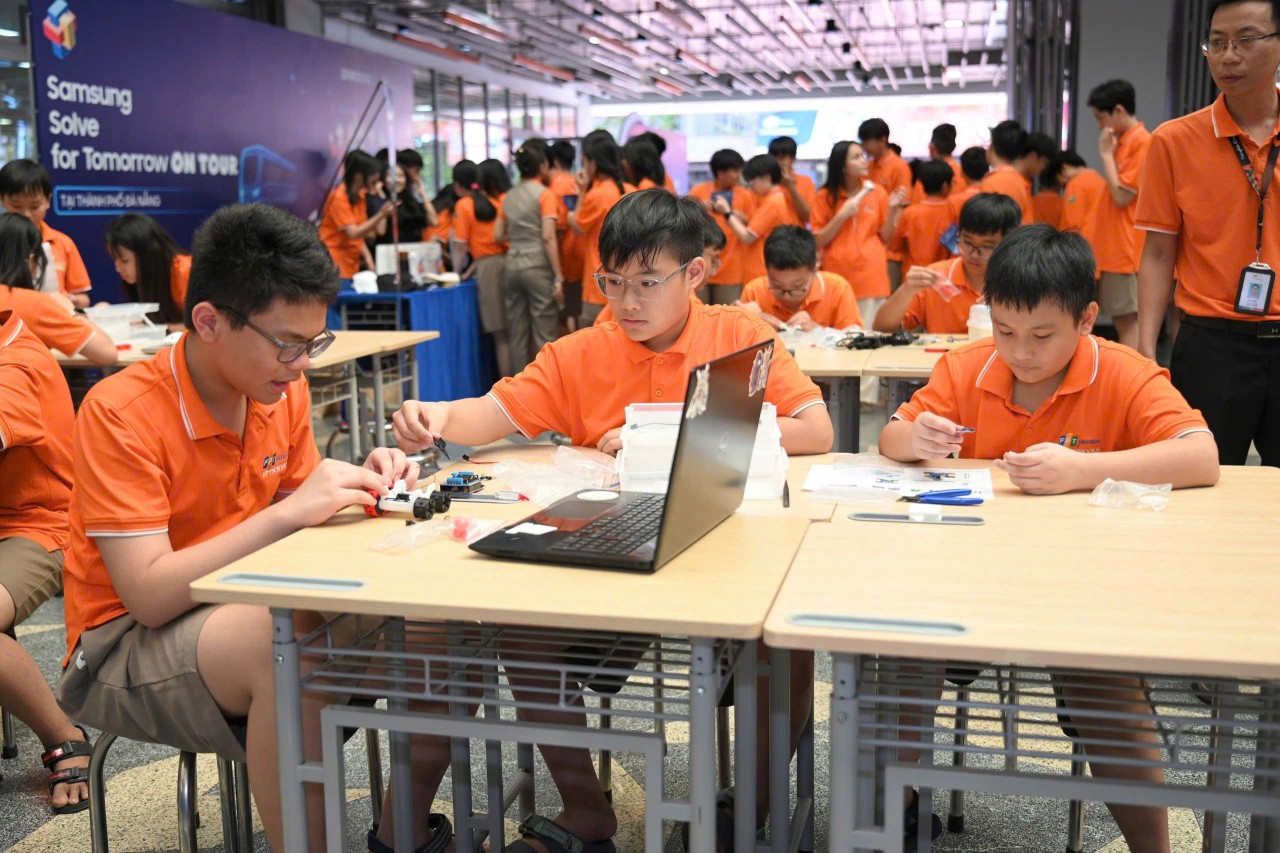 Các em học sinh tham dự Hoạt động Tìm hiểu và Sáng tạo Robot Các em học sinh tham dự Hoạt động Tìm hiểu và Sáng tạo Robot