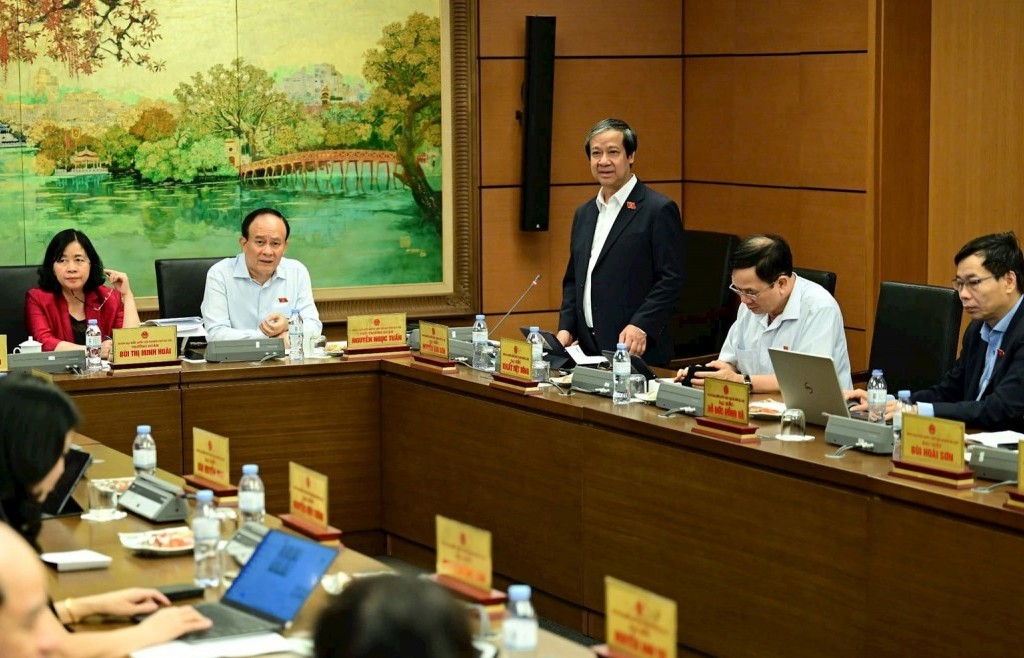 Miễn học phí, đại biểu lo trường công quá tải