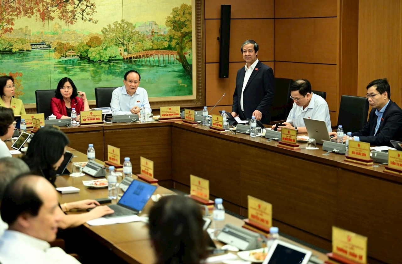 Miễn học phí, đại biểu lo trường công quá tải