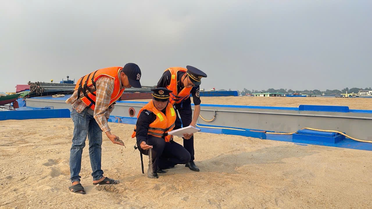 Công chức Hải quan cửa khẩu quốc tế Vĩnh Xương kiểm tra hàng hóa là cát sông nhập khẩu. Công chức Hải quan cửa khẩu quốc tế Vĩnh Xương kiểm tra hàng hóa là cát sông nhập khẩu.