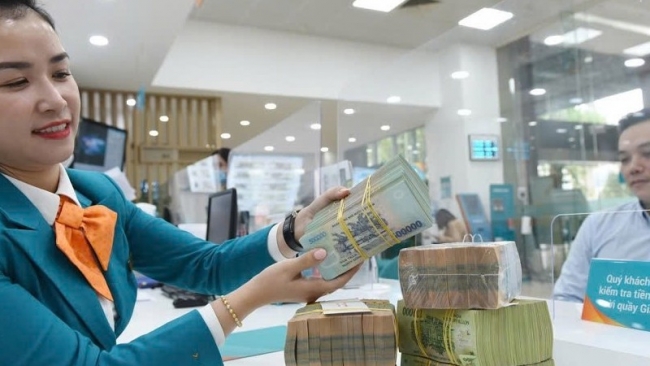 Biên lãi ròng thu hẹp, ngân hàng căng mình giữ nhịp sinh lời