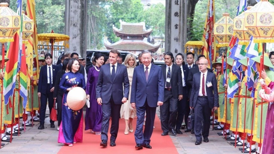 Tổng Bí thư Tô Lâm và Phu nhân cùng Tổng thống Pháp và Phu nhân thăm Văn Miếu