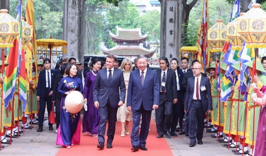 Tổng Bí thư Tô Lâm và Phu nhân cùng Tổng thống Pháp và Phu nhân thăm Văn Miếu