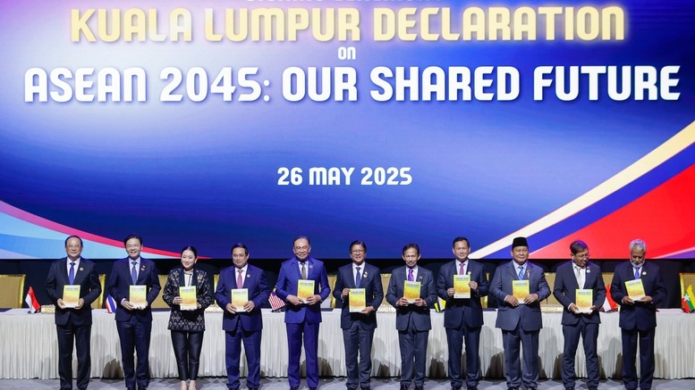 Thủ tướng cùng các nhà lãnh đạo ký Tuyên bố "ASEAN 2045: Tương lai chung của chúng ta"