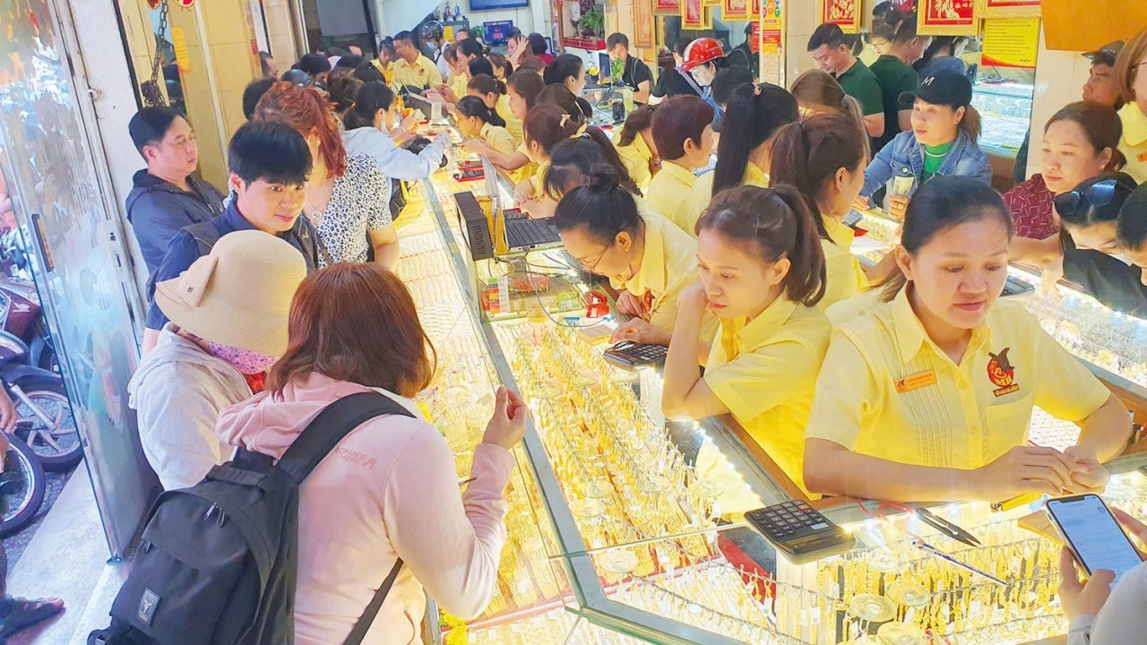 Bình ổn thị trường vàng để người tiêu dùng tiếp cận với giá hợp lý