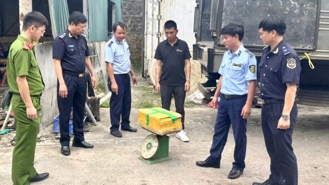 Hải quan tham gia phát hiện gần 25,5 tấn mực, sách bò, chân gà bốc mùi tại Móng Cái