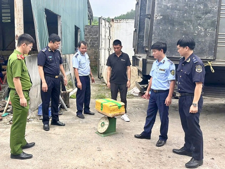 Phát hiện gần 25,5 tấn mực, sách bò, chân gà bốc mùi tại Móng Cái