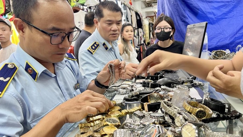 Thu giữ số lượng lớn hàng giả nhãn hiệu nổi tiếng tại Saigon Square