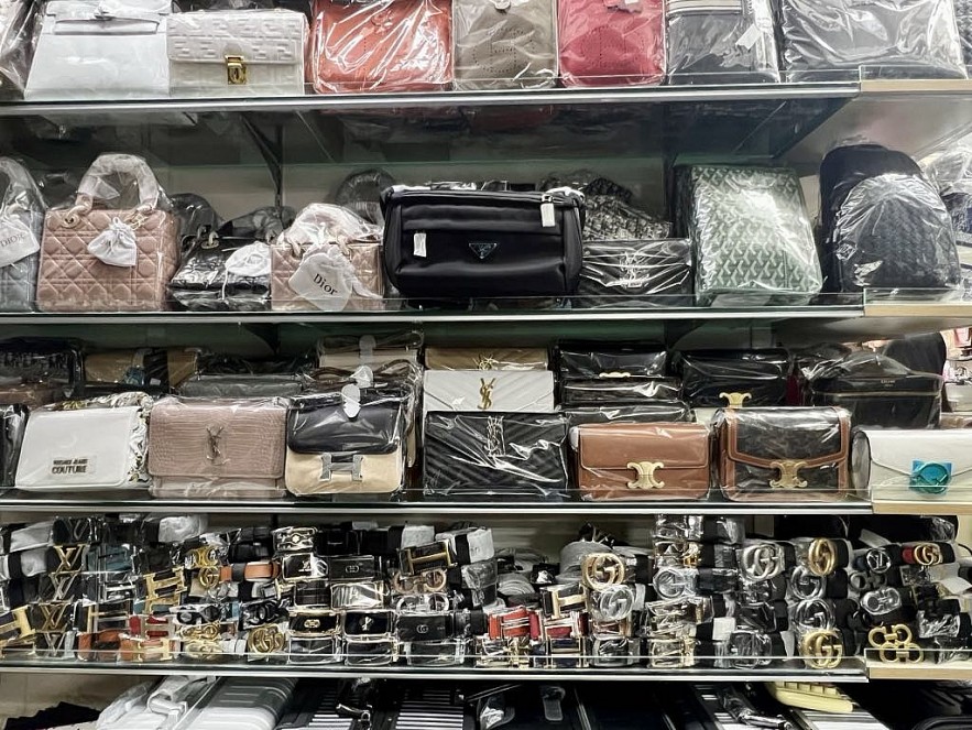 Thu giữ số lượng lớn hàng giả nhãn hiệu nổi tiếng tại Saigon Square