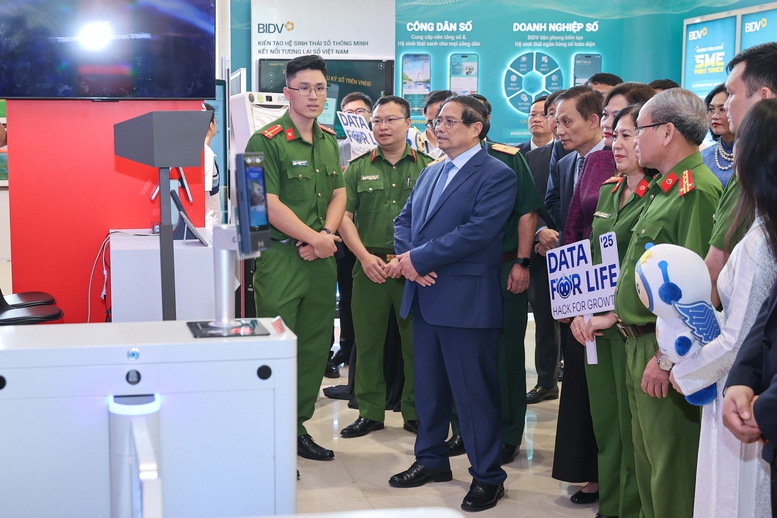 Thủ tướng: Ngành ngân hàng phải tăng tốc, bứt phá chuyển đổi số để về đích sớm hơn dự kiến- Ảnh 6. Thủ tướng: Ngành ngân hàng phải tăng tốc, bứt phá chuyển đổi số để về đích sớm hơn dự kiến- Ảnh 6.