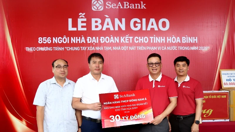Đại diện SeABank bàn giao nhà cho tỉnh Hòa Bình. Đại diện SeABank bàn giao nhà cho tỉnh Hòa Bình.