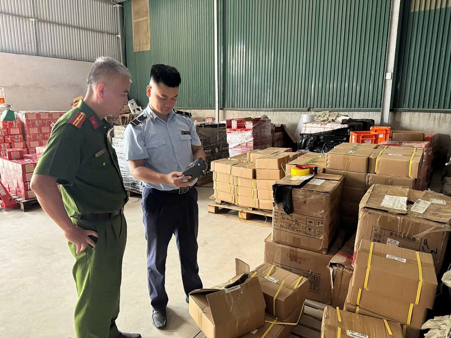 Tổng tấn công” buôn lậu, hàng giả: Hà Nội không chỉ dừng ở xử phạt Tổng tấn công” buôn lậu, hàng giả: Hà Nội không chỉ dừng ở xử phạt