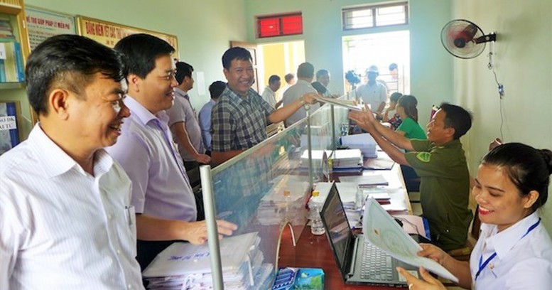 Cán bộ, công chức không đủ điều kiện về tuổi tái cử, tái bổ nhiệm, đóng BHXH đủ 15 năm trở lên mà tự nguyện xin nghỉ hưu trước tuổi sẽ được giữ nguyên lương hưu Cán bộ, công chức không đủ điều kiện về tuổi tái cử, tái bổ nhiệm, đóng BHXH đủ 15 năm trở lên mà tự nguyện xin nghỉ hưu trước tuổi sẽ được giữ nguyên lương hưu