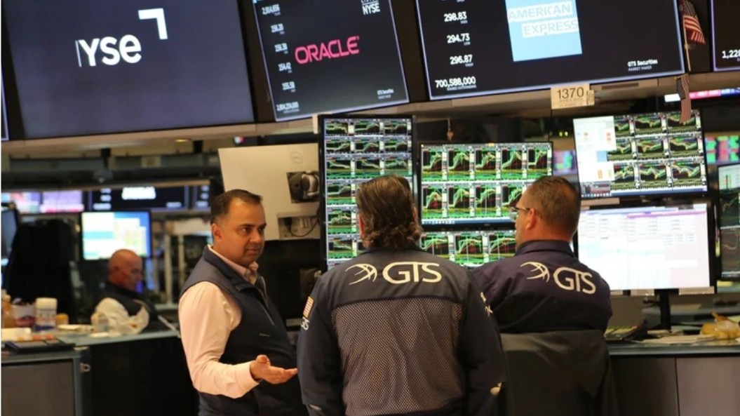 Một tháng đầy biến động của thị trường chứng khoán Mỹ