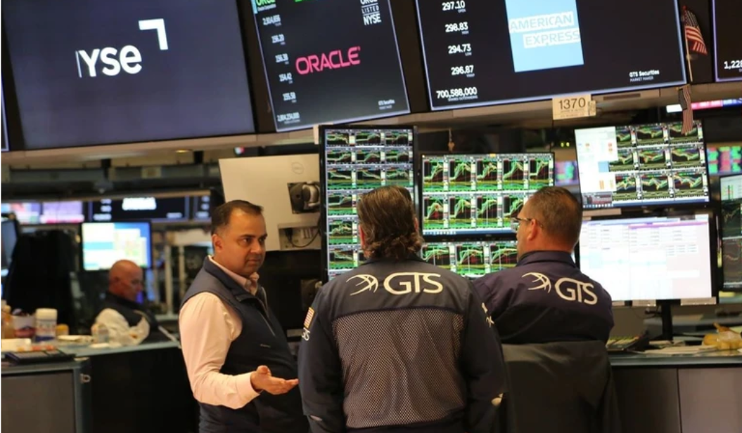 Một tháng đầy biến động của thị trường chứng khoán Mỹ