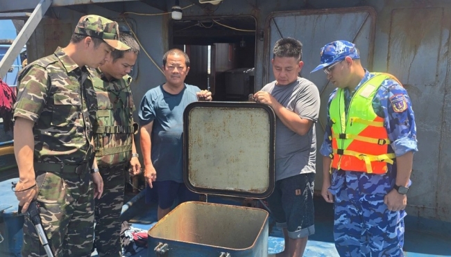 Hải quan bắt giữ tàu cá vận chuyển lậu 75 m3 dầu DO trên biển miền Trung