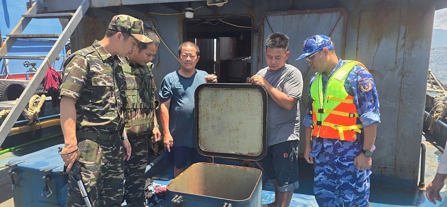 Hải quan bắt giữ tàu cá vận chuyển 75 m3 chất lỏng nghi là dầu DO không rõ nguồn gốc