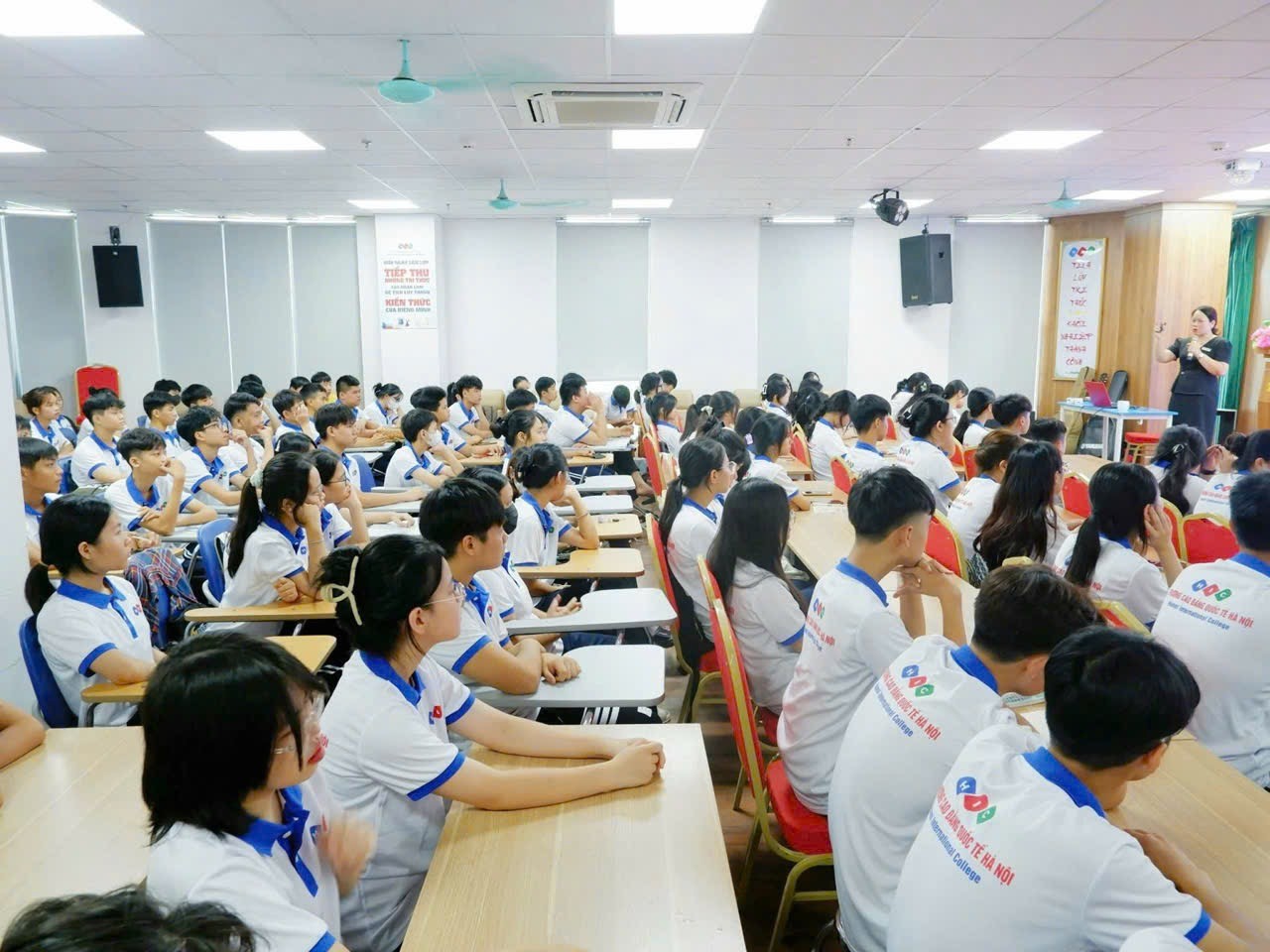 Sinh viên ngành ngôn ngữ Trường Cao đẳng Quốc tế Hà Nội học tập và trải nghiệm văn hóa quốc tế.