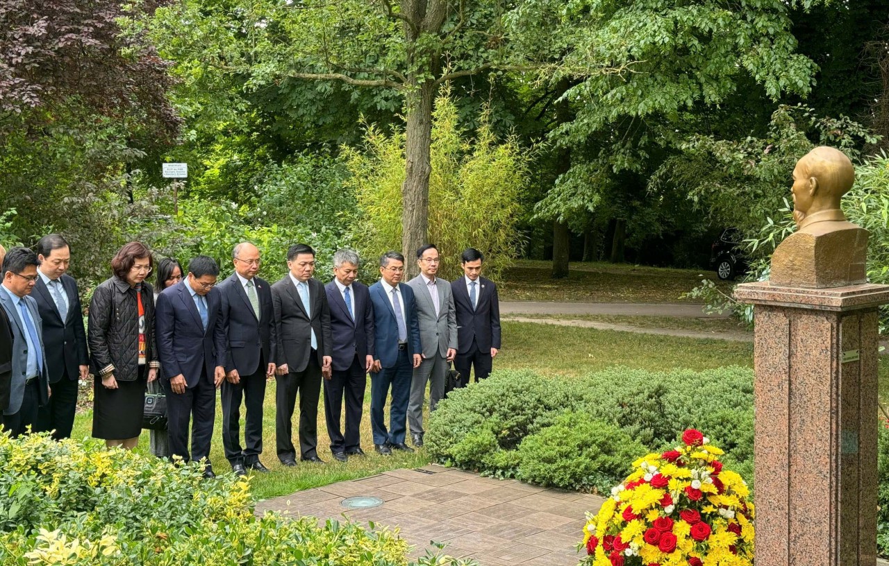 Bộ trưởng Bộ Tài chính Nguyễn Văn Thắng thăm và làm việc tại Pháp