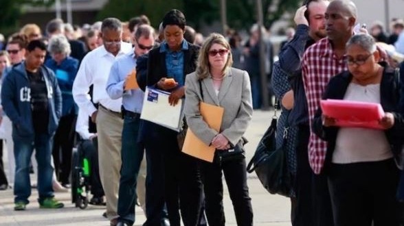 Kinh tế Mỹ đối mặt thách thức kép: Dịch vụ suy giảm, việc làm chững lại