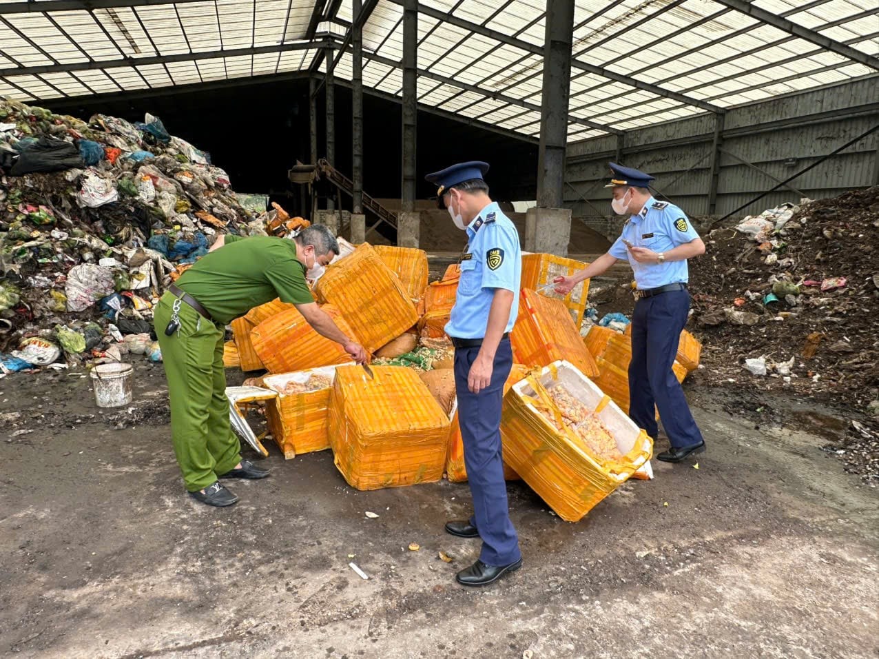 Quảng Ninh tiêu hủy hơn 1 tấn trứng gà non không rõ nguồn gốc