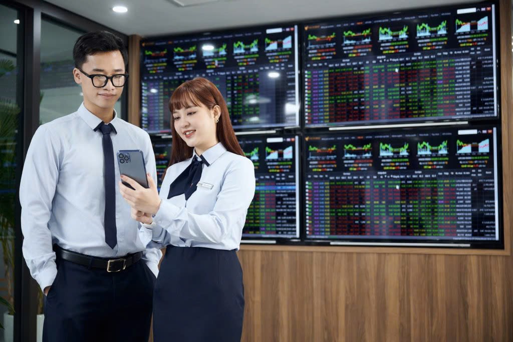 Chứng khoán ngày 17/6: Đà tăng duy trì, VN-Index tiến sát ngưỡng 1.350 điểm