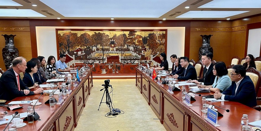 Chiều ngày 6/6, Thứ trưởng Bộ Tài chính Trần Quốc Phương có cuộc gặp xã giao giữa Trợ lý kiêm Đặc phái viên về Biến đổi khí hậu và chuyển dịch công bằng của Tổng thư ký Liên Hợp Quốc. Chiều ngày 6/6, Thứ trưởng Bộ Tài chính Trần Quốc Phương có cuộc gặp xã giao giữa Trợ lý kiêm Đặc phái viên về Biến đổi khí hậu và chuyển dịch công bằng của Tổng thư ký Liên Hợp Quốc.