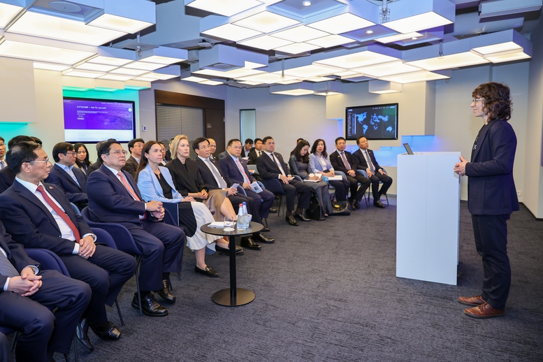 Thủ tướng thăm trung tâm chính phủ số hàng đầu thế giới tại Estonia- Ảnh 3. Thủ tướng thăm trung tâm chính phủ số hàng đầu thế giới tại Estonia- Ảnh 3.