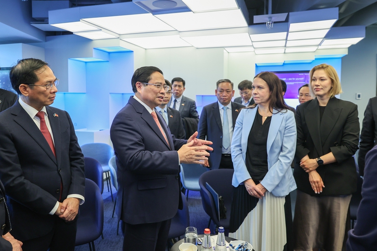 Thủ tướng thăm trung tâm chính phủ số hàng đầu thế giới tại Estonia- Ảnh 5. Thủ tướng thăm trung tâm chính phủ số hàng đầu thế giới tại Estonia- Ảnh 5.