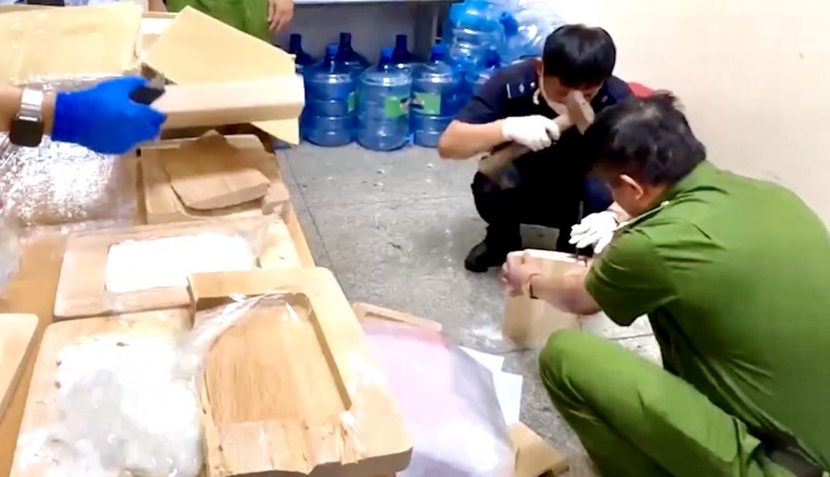 Hải quan bắt nóng vụ buôn lậu 84.000 bao thuốc lá và 5 kg ma tuý từ Malaysia vào Việt Nam