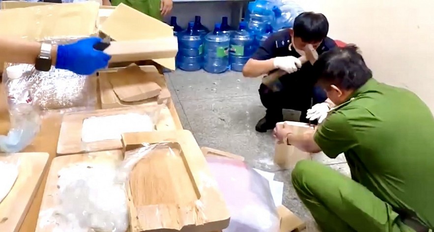 Hải quan bắt nóng vụ buôn lậu 84.000 bao thuốc lá và 5 kg ma tuý từ Malaysia vào Việt Nam