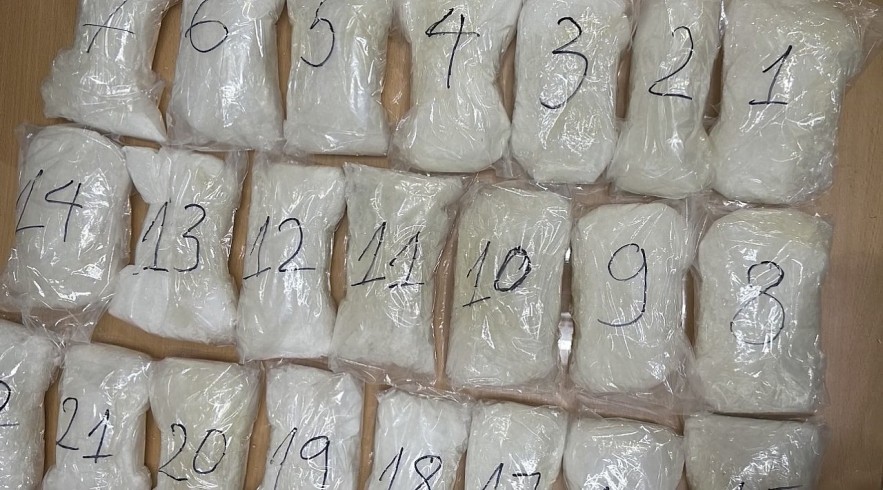 Hải quan bắt nóng vụ buôn lậu 84.000 bao thuốc lá và 5 kg ma tuý từ Malaysia vào Việt Nam