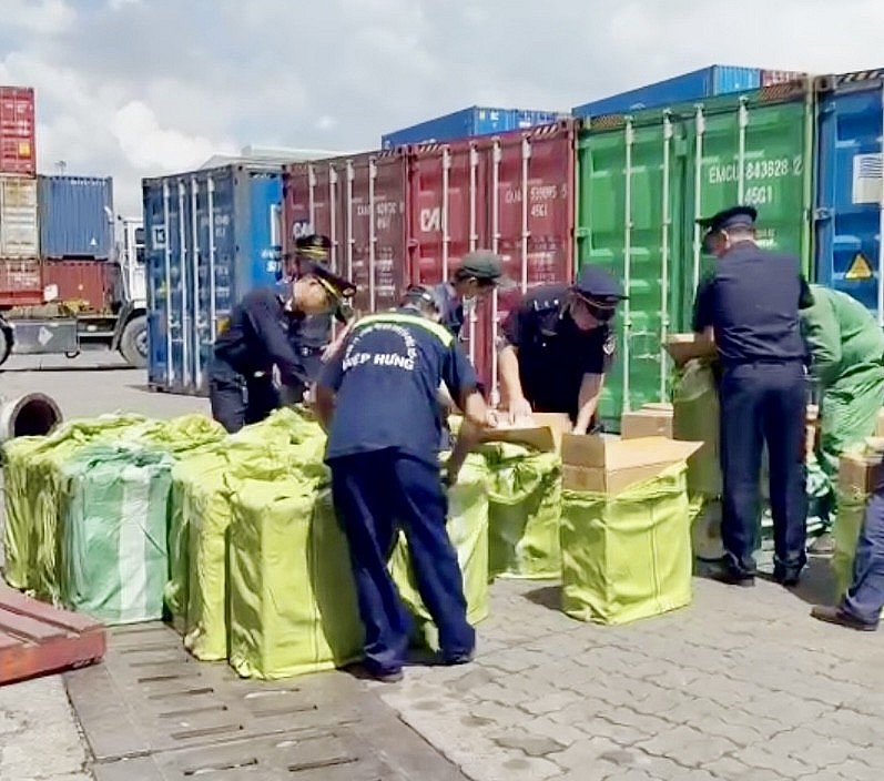 Hải quan bắt nóng vụ buôn lậu 84.000 bao thuốc lá và 5 kg ma tuý từ Malaysia vào Việt Nam