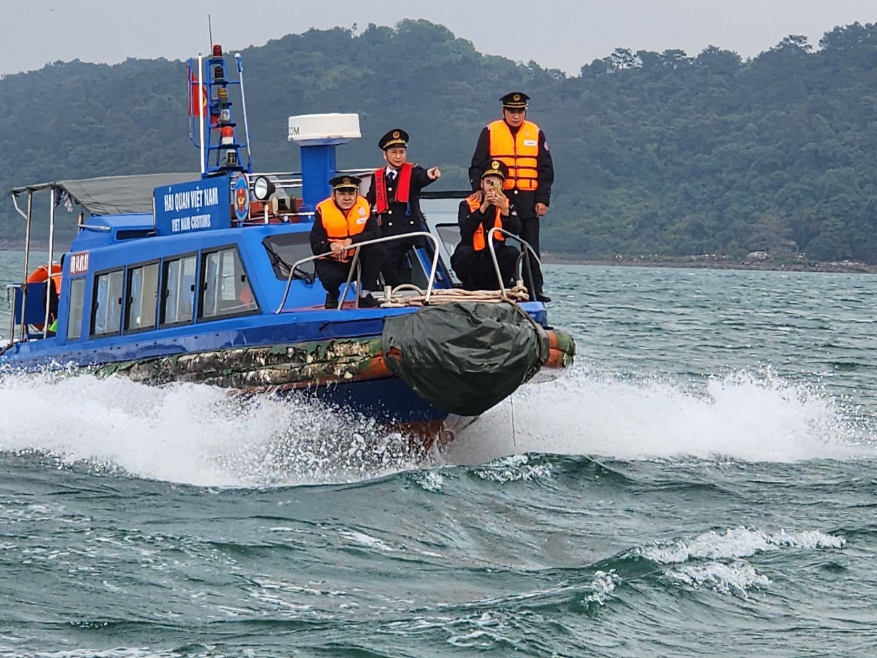 Quảng Ninh siết chặt kiểm soát hàng giả, thực phẩm bẩn