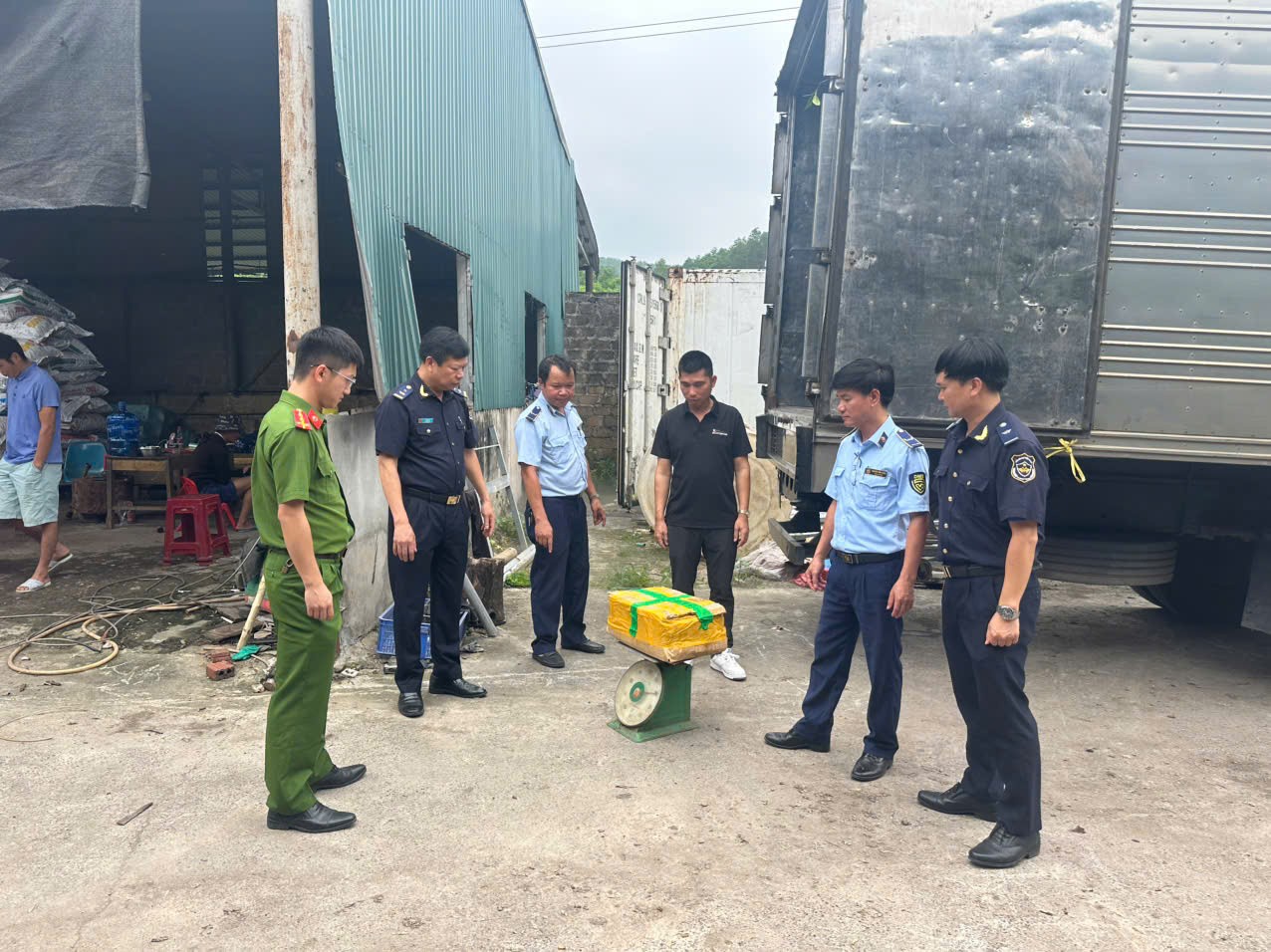  lực lượng chức năng tiến hành kiểm tra hàng hóa tại khu vực Móng Cái, tỉnh Quảng Ninh