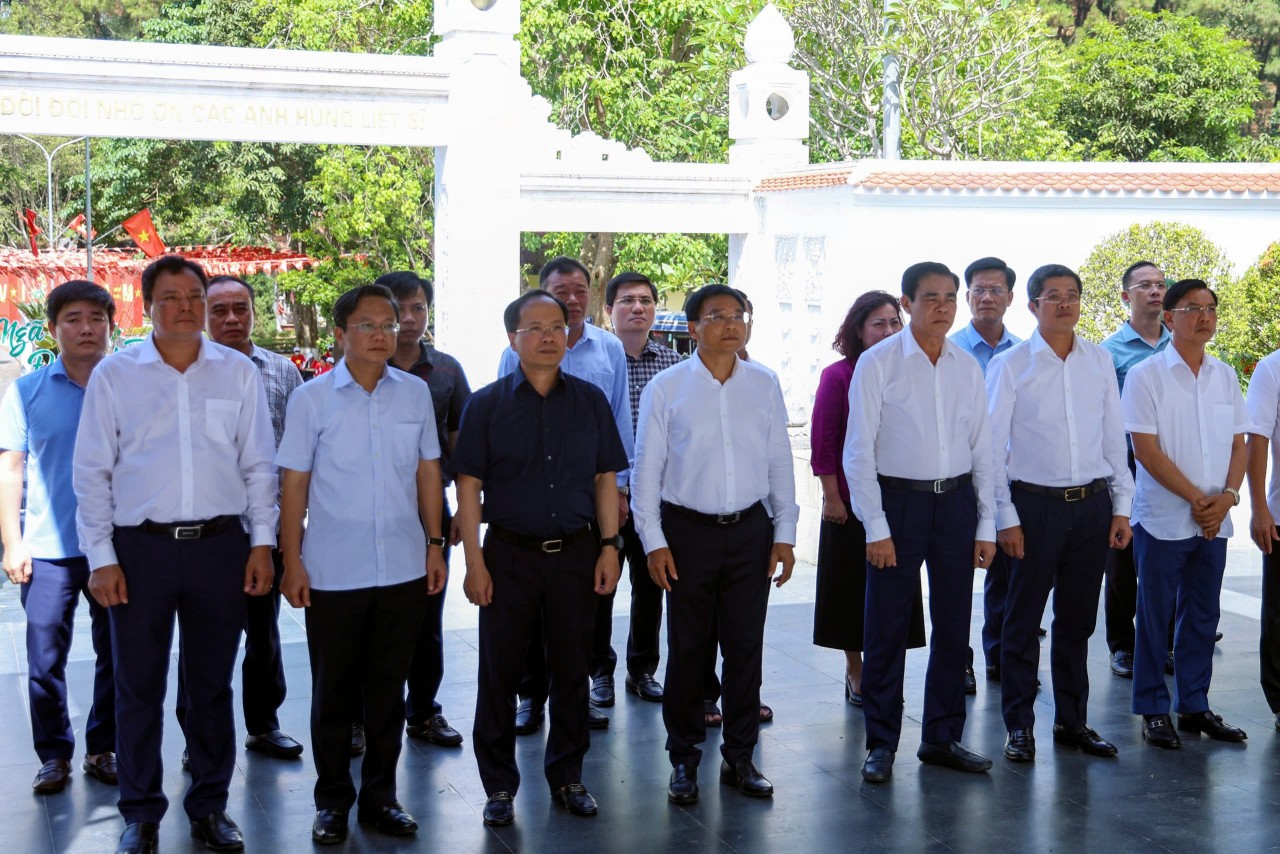 Bộ trưởng Bộ Tài chính Nguyễn Văn Thắng dâng hương tại Khu Di tích Ngã ba Đồng Lộc và Truông Bồn Bộ trưởng Bộ Tài chính Nguyễn Văn Thắng dâng hương tại Khu Di tích Ngã ba Đồng Lộc và Truông Bồn