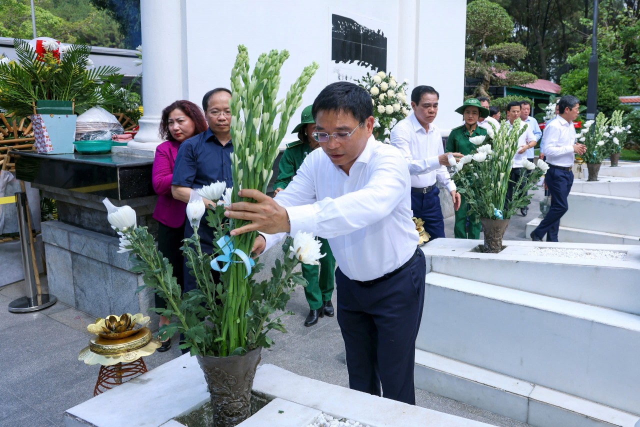 Bộ trưởng Bộ Tài chính Nguyễn Văn Thắng dâng hương, tưởng niệm tại Khu Di tích Ngã ba Đồng Lộc và Truông Bồn Bộ trưởng Bộ Tài chính Nguyễn Văn Thắng dâng hương, tưởng niệm tại Khu Di tích Ngã ba Đồng Lộc và Truông Bồn