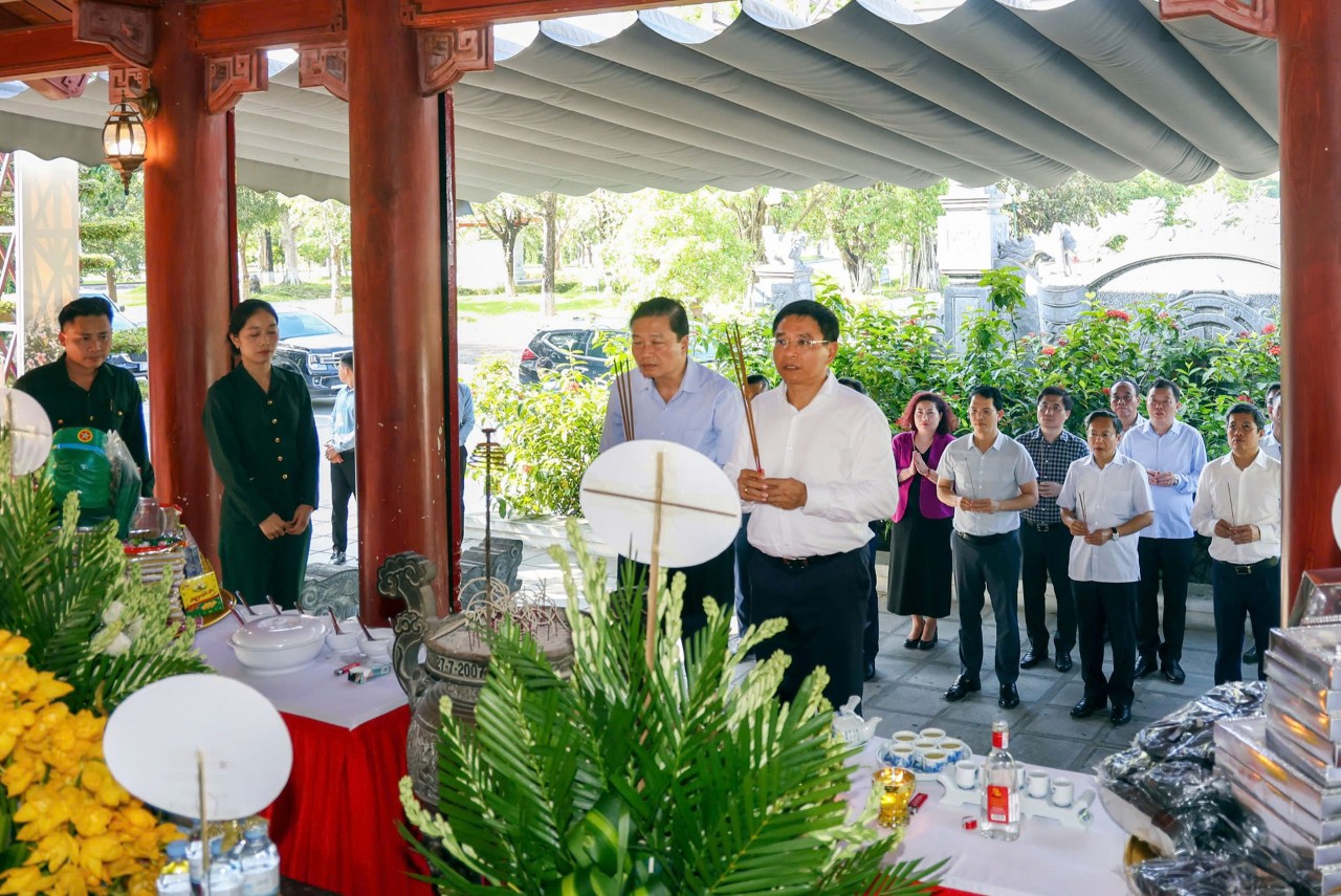 Bộ trưởng Bộ Tài chính Nguyễn Văn Thắng dâng hương, tưởng niệm tại Khu Di tích Ngã ba Đồng Lộc và Truông Bồn Bộ trưởng Bộ Tài chính Nguyễn Văn Thắng dâng hương, tưởng niệm tại Khu Di tích Ngã ba Đồng Lộc và Truông Bồn