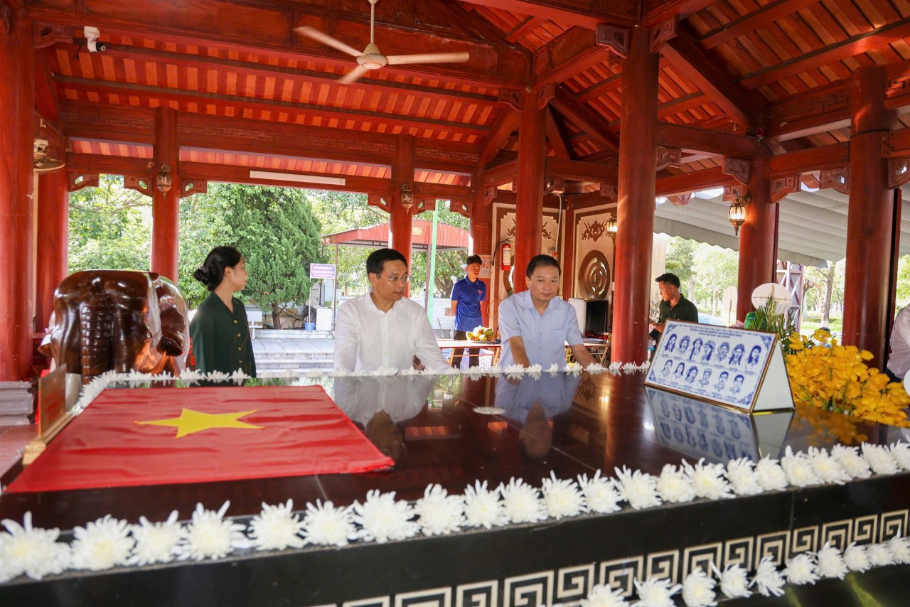 Bộ trưởng Bộ Tài chính Nguyễn Văn Thắng dâng hương, tưởng niệm tại Khu Di tích Ngã ba Đồng Lộc và Truông Bồn Bộ trưởng Bộ Tài chính Nguyễn Văn Thắng dâng hương, tưởng niệm tại Khu Di tích Ngã ba Đồng Lộc và Truông Bồn