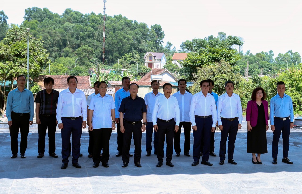 Bộ trưởng Bộ Tài chính Nguyễn Văn Thắng dâng hương, tưởng niệm tại Khu Di tích Ngã ba Đồng Lộc và Truông Bồn Bộ trưởng Bộ Tài chính Nguyễn Văn Thắng dâng hương, tưởng niệm tại Khu Di tích Ngã ba Đồng Lộc và Truông Bồn