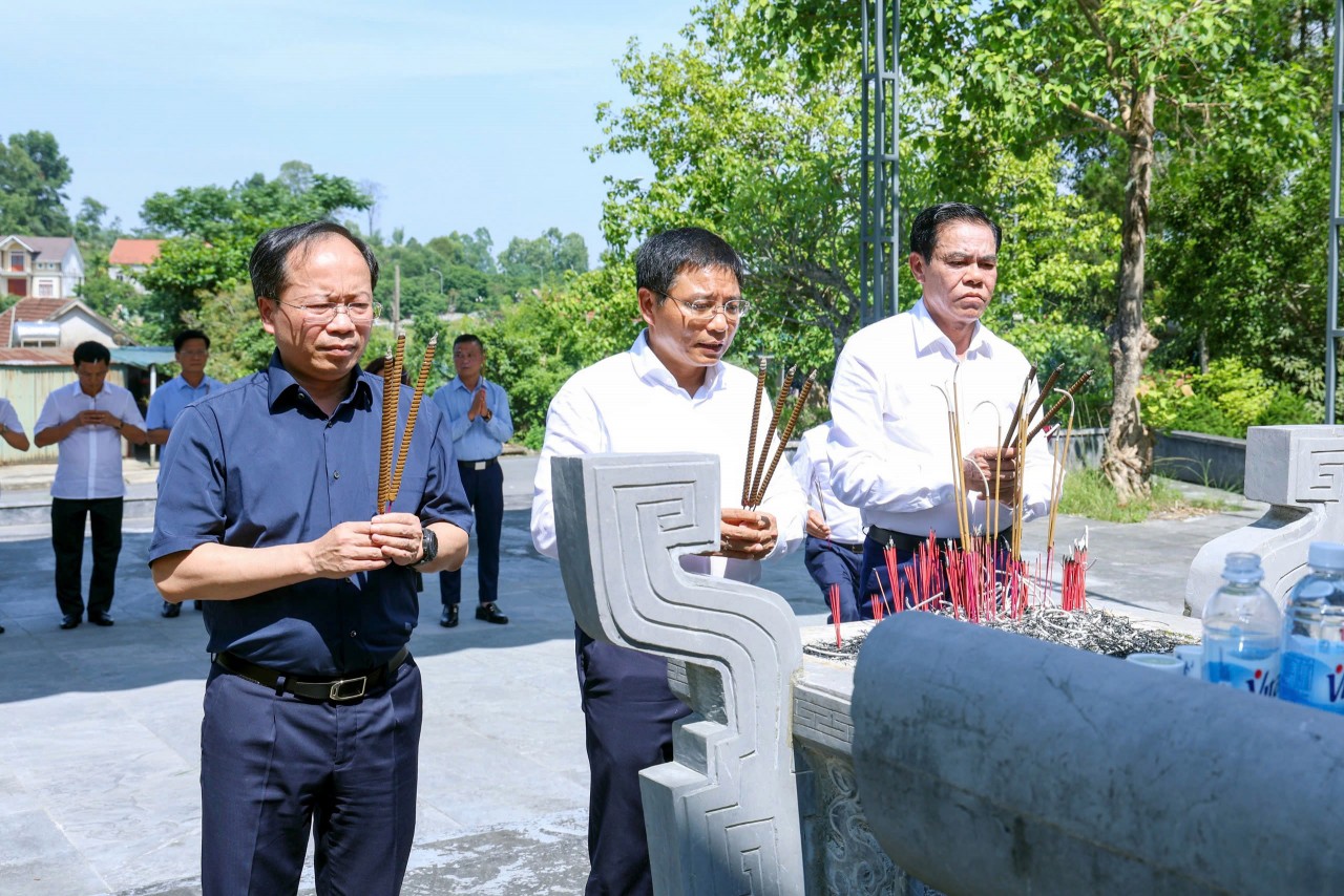 Bộ trưởng Bộ Tài chính Nguyễn Văn Thắng dâng hương, tưởng niệm tại Khu Di tích Ngã ba Đồng Lộc và Truông Bồn Bộ trưởng Bộ Tài chính Nguyễn Văn Thắng dâng hương, tưởng niệm tại Khu Di tích Ngã ba Đồng Lộc và Truông Bồn