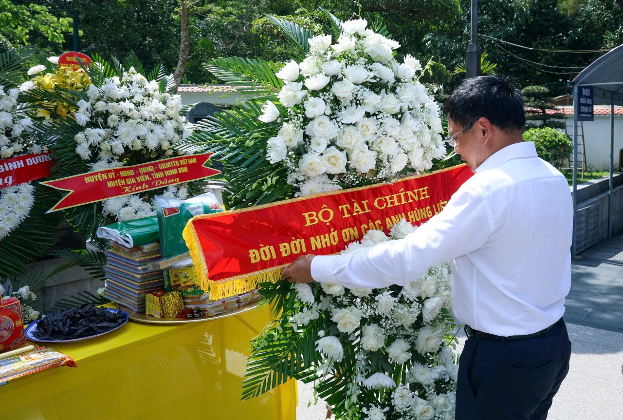 Bộ trưởng Bộ Tài chính Nguyễn Văn Thắng dâng hương, tưởng niệm tại Khu Di tích Ngã ba Đồng Lộc và Truông Bồn Bộ trưởng Bộ Tài chính Nguyễn Văn Thắng dâng hương, tưởng niệm tại Khu Di tích Ngã ba Đồng Lộc và Truông Bồn