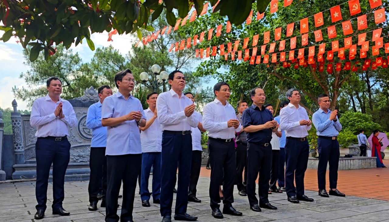 Bộ trưởng Bộ Tài chính Nguyễn Văn Thắng dâng hương tại Khu Di tích Ngã ba Đồng Lộc và Truông Bồn Bộ trưởng Bộ Tài chính Nguyễn Văn Thắng dâng hương tại Khu Di tích Ngã ba Đồng Lộc và Truông Bồn