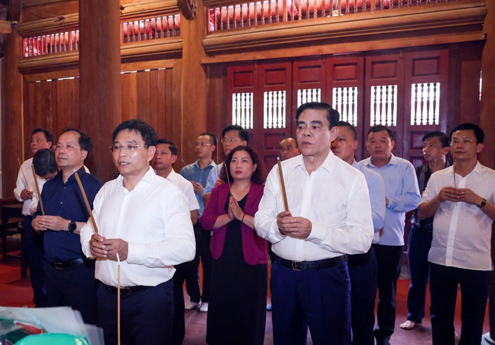 Bộ trưởng Bộ Tài chính Nguyễn Văn Thắng dâng hương tại Khu Di tích Ngã ba Đồng Lộc và Truông Bồn Bộ trưởng Bộ Tài chính Nguyễn Văn Thắng dâng hương tại Khu Di tích Ngã ba Đồng Lộc và Truông Bồn