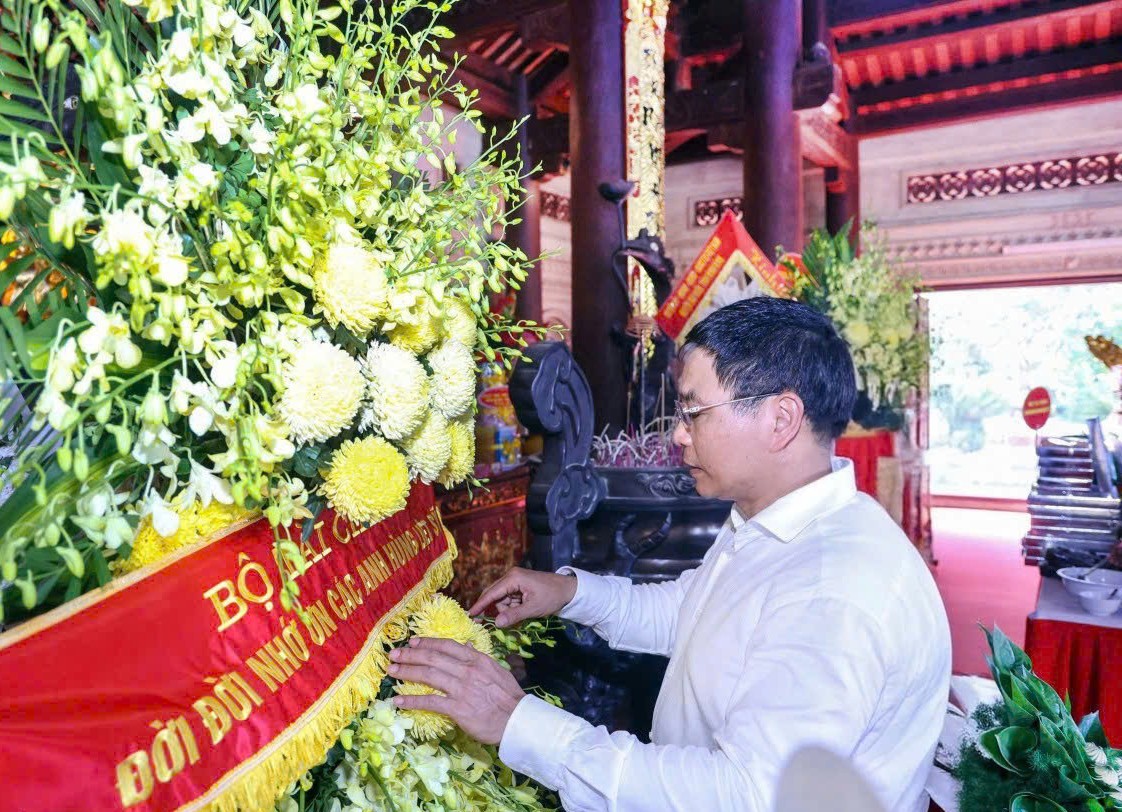 Bộ trưởng Bộ Tài chính Nguyễn Văn Thắng dâng hương tại Khu Di tích Ngã ba Đồng Lộc và Truông Bồn Bộ trưởng Bộ Tài chính Nguyễn Văn Thắng dâng hương tại Khu Di tích Ngã ba Đồng Lộc và Truông Bồn