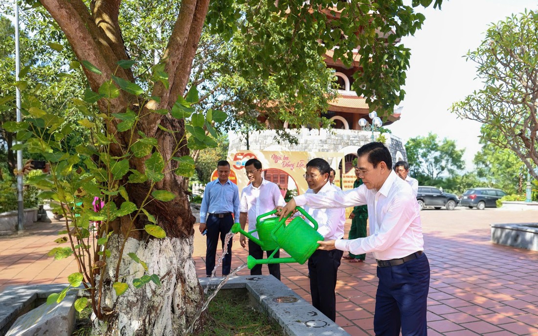 Bộ trưởng Bộ Tài chính Nguyễn Văn Thắng dâng hương tại Khu Di tích Ngã ba Đồng Lộc và Truông Bồn Bộ trưởng Bộ Tài chính Nguyễn Văn Thắng dâng hương tại Khu Di tích Ngã ba Đồng Lộc và Truông Bồn