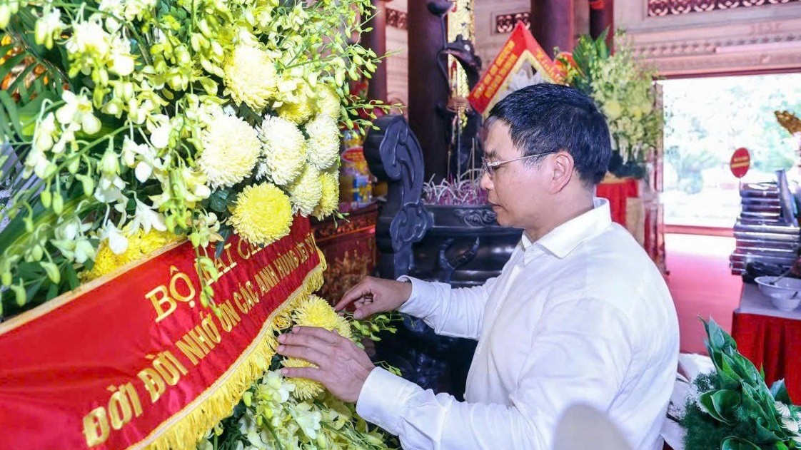 Bộ trưởng Bộ Tài chính Nguyễn Văn Thắng dâng hương, tưởng niệm tại Khu Di tích Ngã ba Đồng Lộc và Truông Bồn