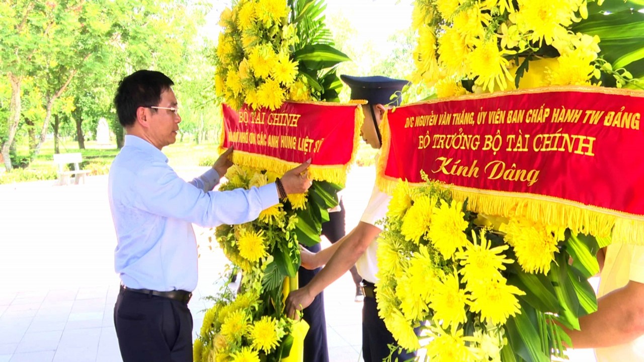 Bộ trưởng Bộ Tài chính Nguyễn Văn Thắng dâng hương, tưởng niệm tại Nghĩa trang Liệt sĩ Quốc gia đường 9 và Nghĩa trang Liệt sĩ Quốc gia Trường Sơn