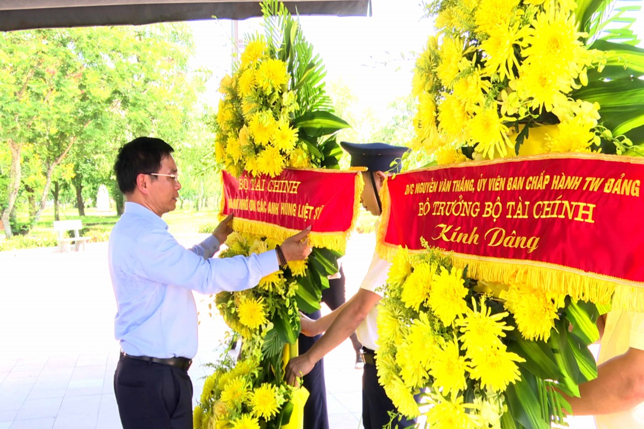 Bộ trưởng Bộ Tài chính Nguyễn Văn Thắng dâng hương tại các nghĩa trang liệt sĩ quốc gia tại Quảng Trị Bộ trưởng Bộ Tài chính Nguyễn Văn Thắng dâng hương tại các nghĩa trang liệt sĩ quốc gia tại Quảng Trị